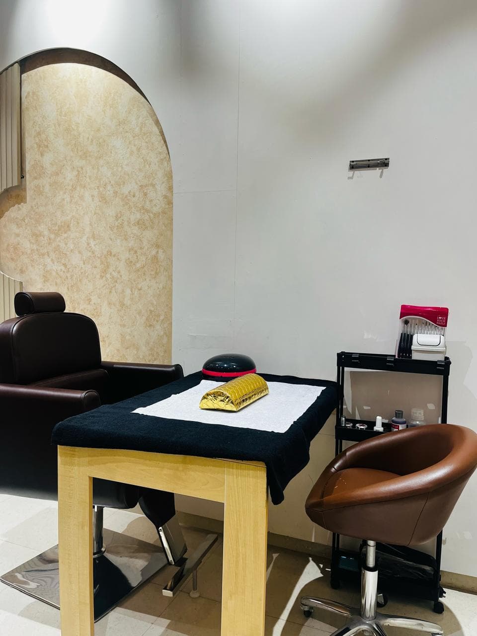 A closer look at the manicure desk inside IPSA